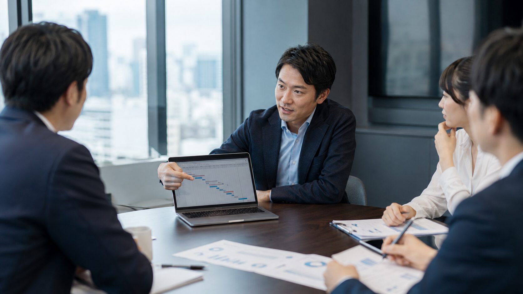 DX推進プロジェクトについて説明するビジネスパーソン