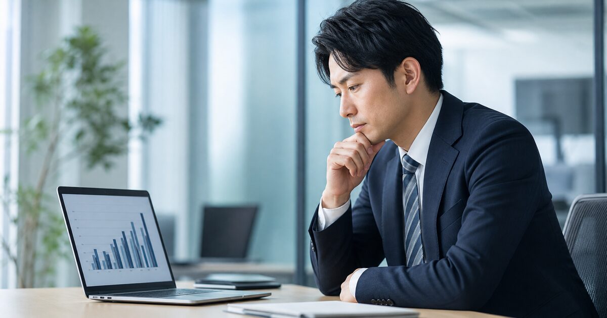 IT業界の年収相場を確認するビジネスパーソン