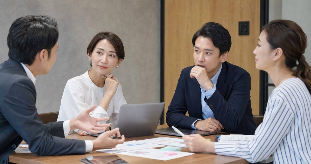 プロジェクト関係者の意見を聞き合意形成を進める場面