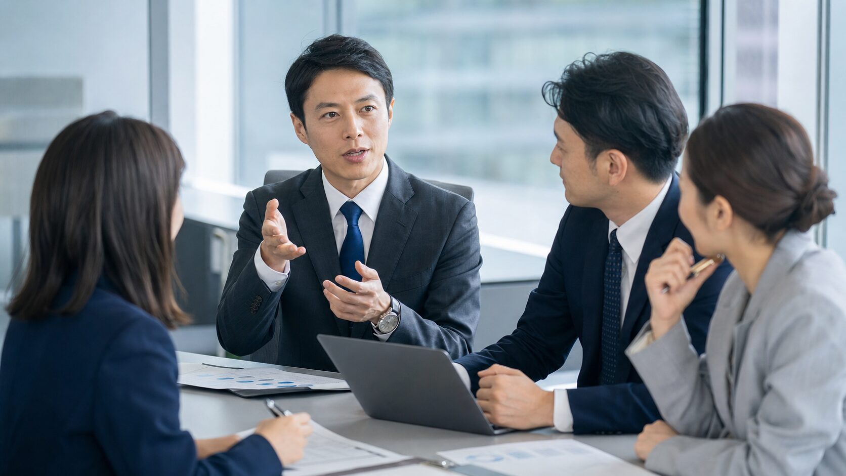 複数ベンダーの進捗を整理するビジネスパーソン