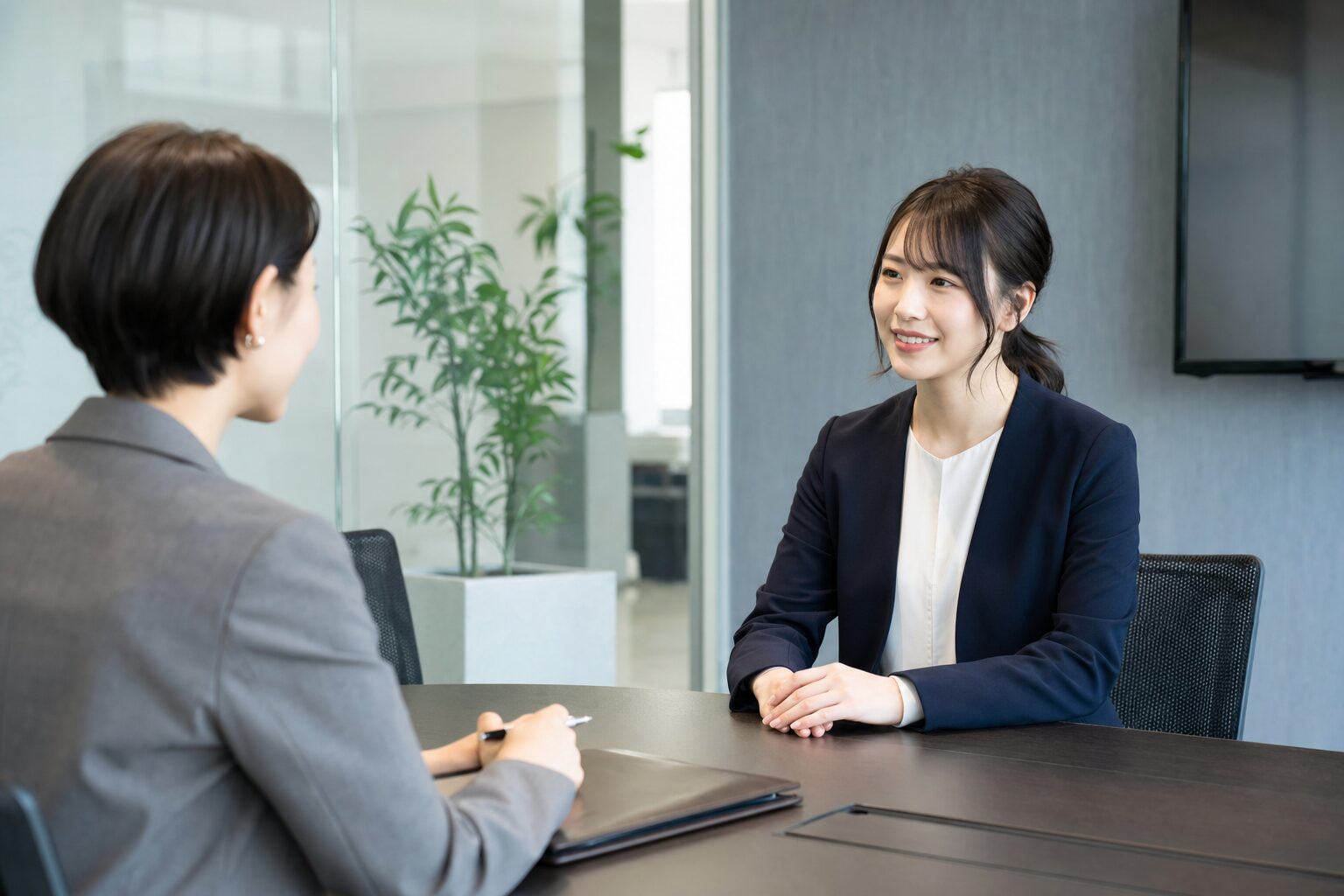 リクルートエージェントの初回面談を受けるビジネスパーソン
