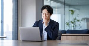 リクルートエージェントのIT転職活用法を考えるビジネスパーソン