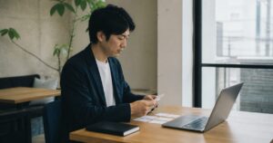 dodaのIT転職で求人を比較するビジネスパーソン